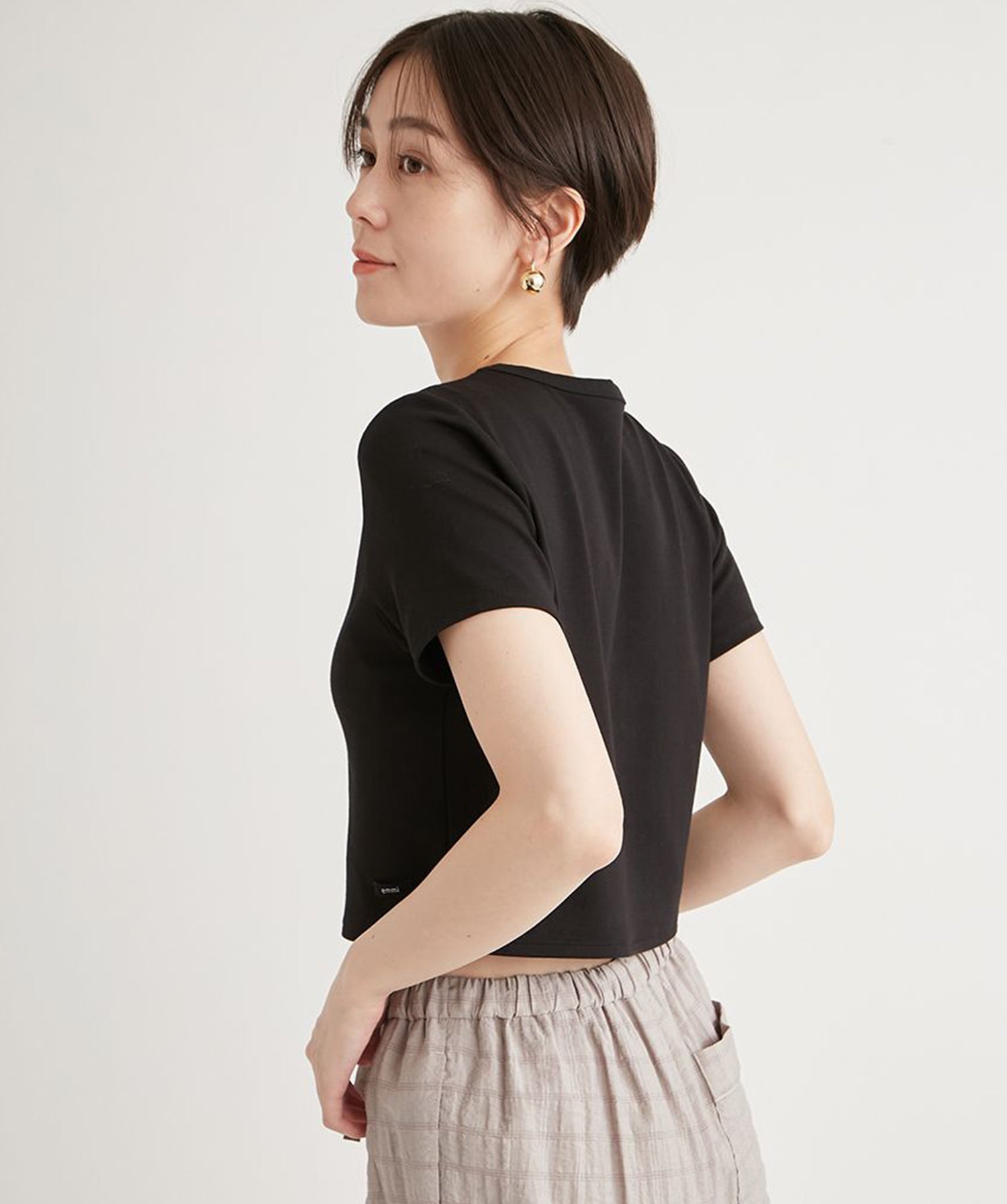 【emmi】emmi Logo莫代尔迷你T恤 emmi 女款运动休闲T恤短袖短款衣长/25SS 13WCT251060