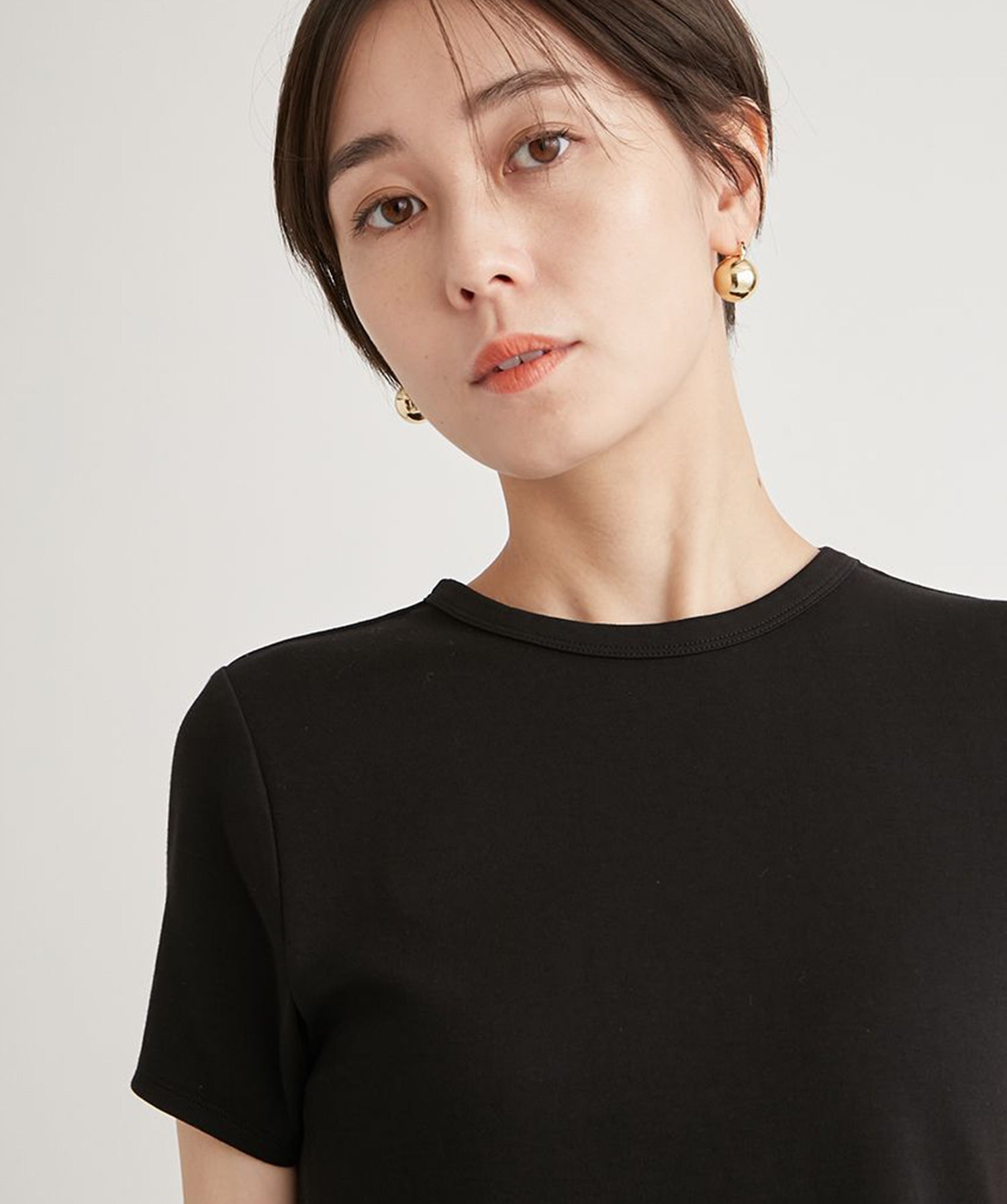 【emmi】emmi Logo莫代尔迷你T恤 emmi 女款运动休闲T恤短袖短款衣长/25SS 13WCT251060