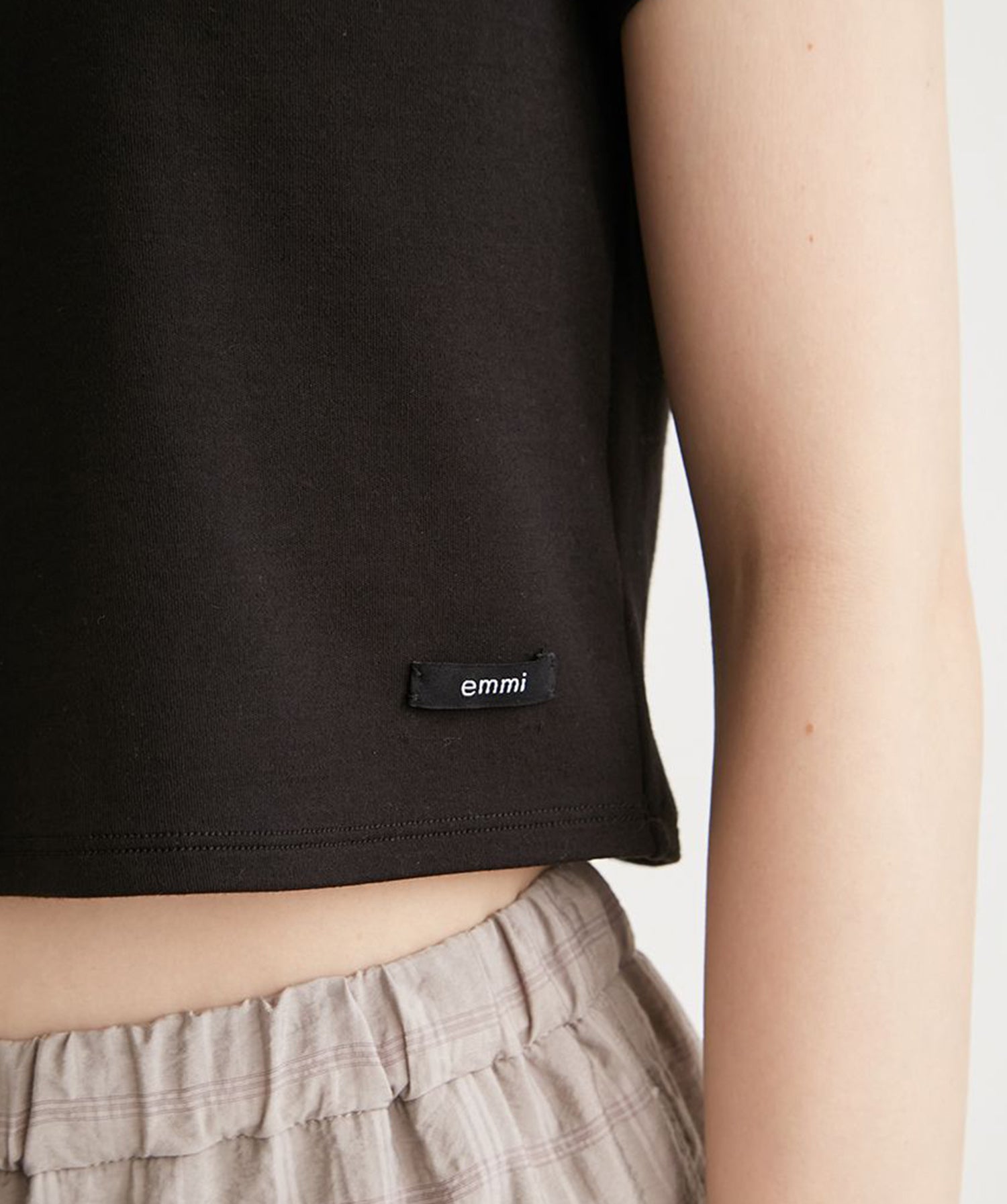 【emmi】emmi Logo莫代尔迷你T恤 emmi 女款运动休闲T恤短袖短款衣长/25SS 13WCT251060