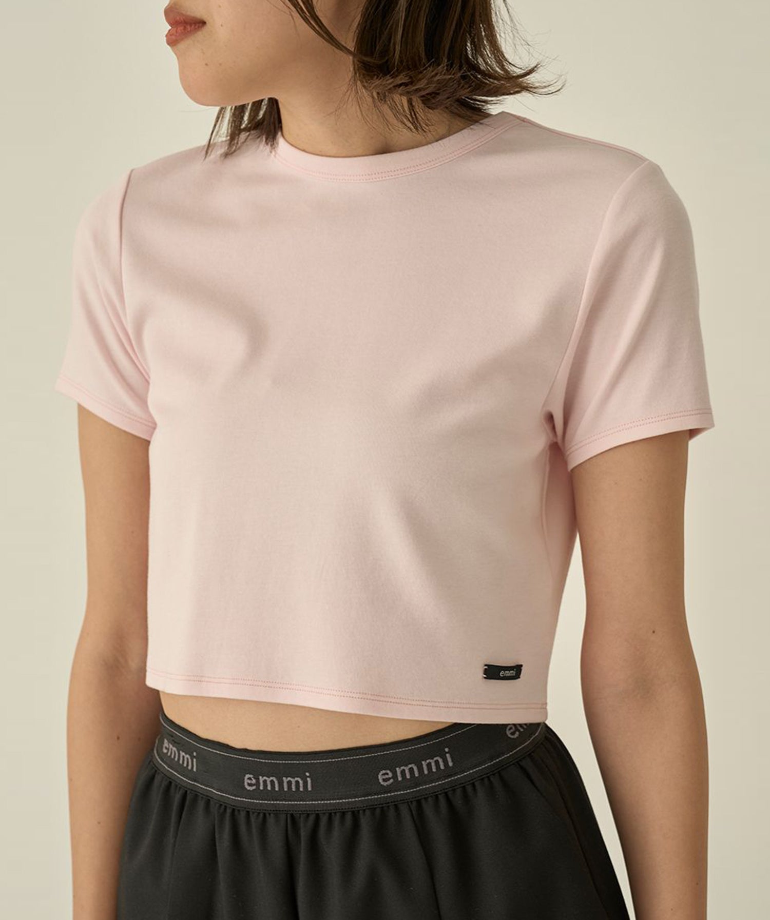 【emmi】emmi Logo莫代尔迷你T恤 emmi 女款运动休闲T恤短袖短款衣长/25SS 13WCT251060