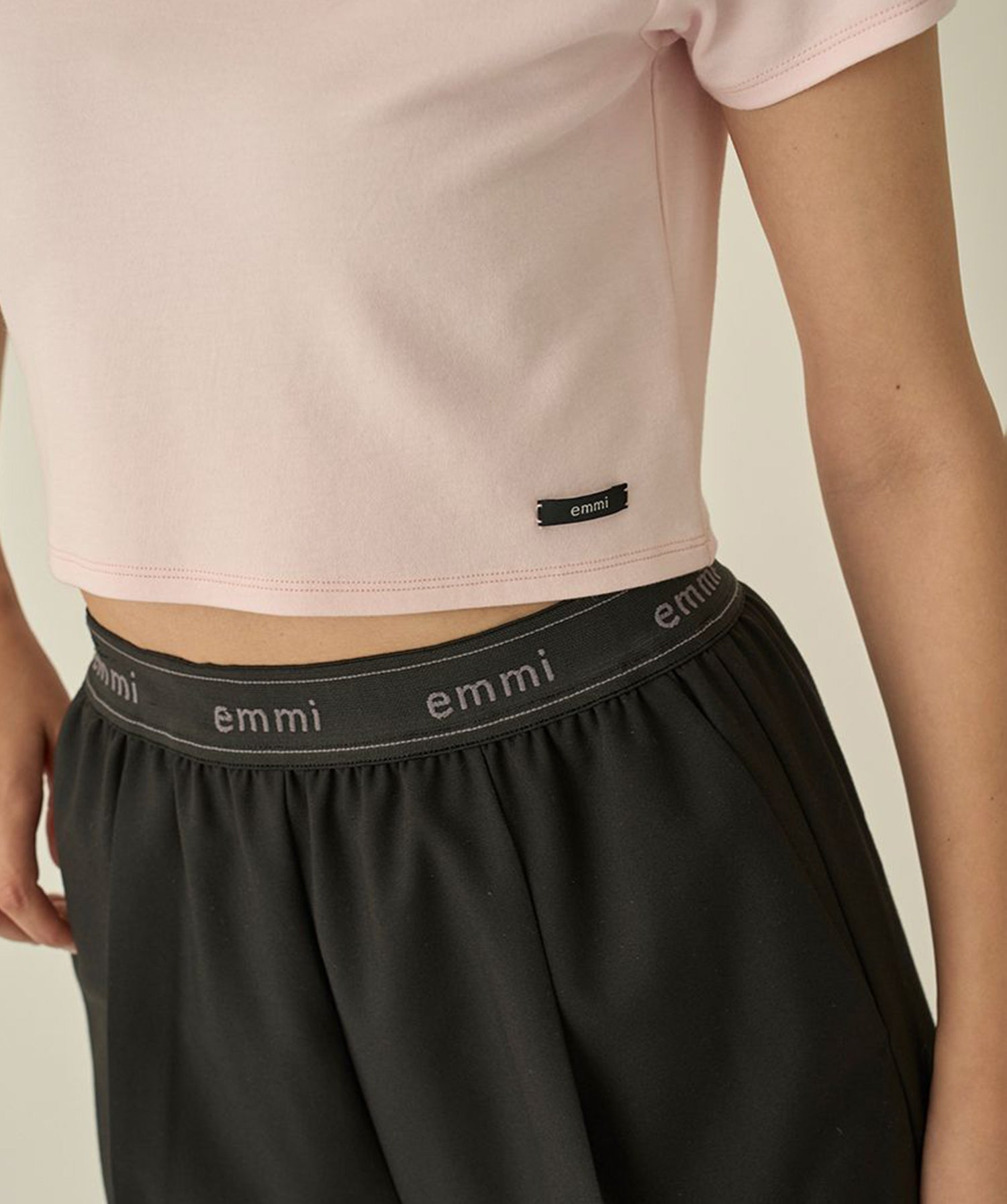 【emmi】emmi Logo莫代尔迷你T恤 emmi 女款运动休闲T恤短袖短款衣长/25SS 13WCT251060