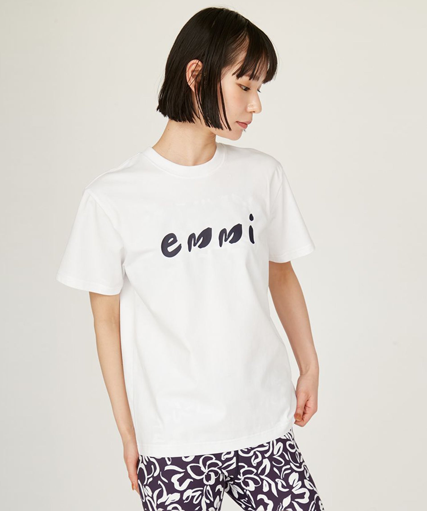 【emmi】emmi Logo莫代尔迷你T恤 emmi 女款运动休闲T恤短袖短款衣长/25SS 13WCT251060