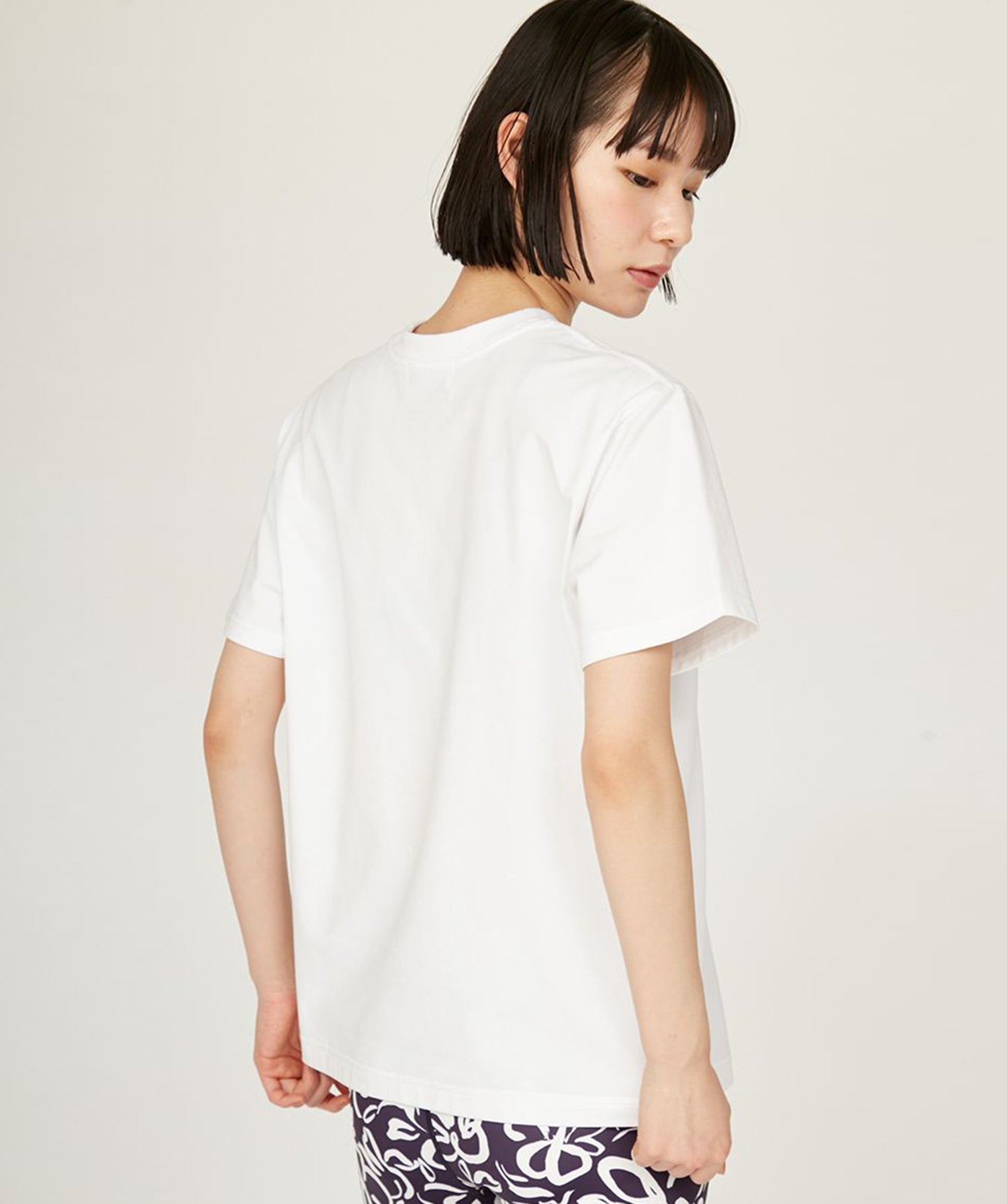【emmi】emmi Logo莫代尔迷你T恤 emmi 女款运动休闲T恤短袖短款衣长/25SS 13WCT251060