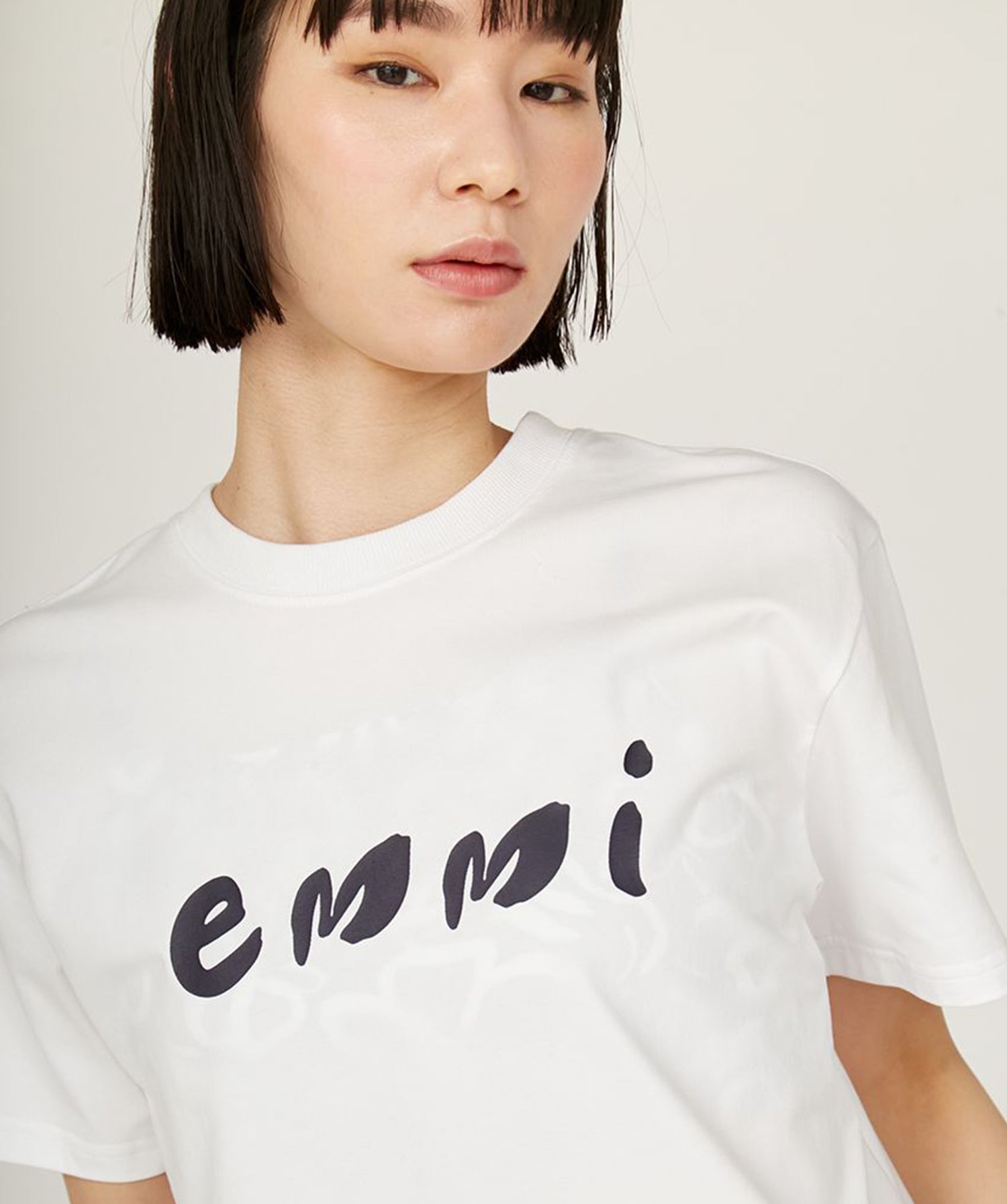 【emmi】emmi Logo莫代尔迷你T恤 emmi 女款运动休闲T恤短袖短款衣长/25SS 13WCT251060