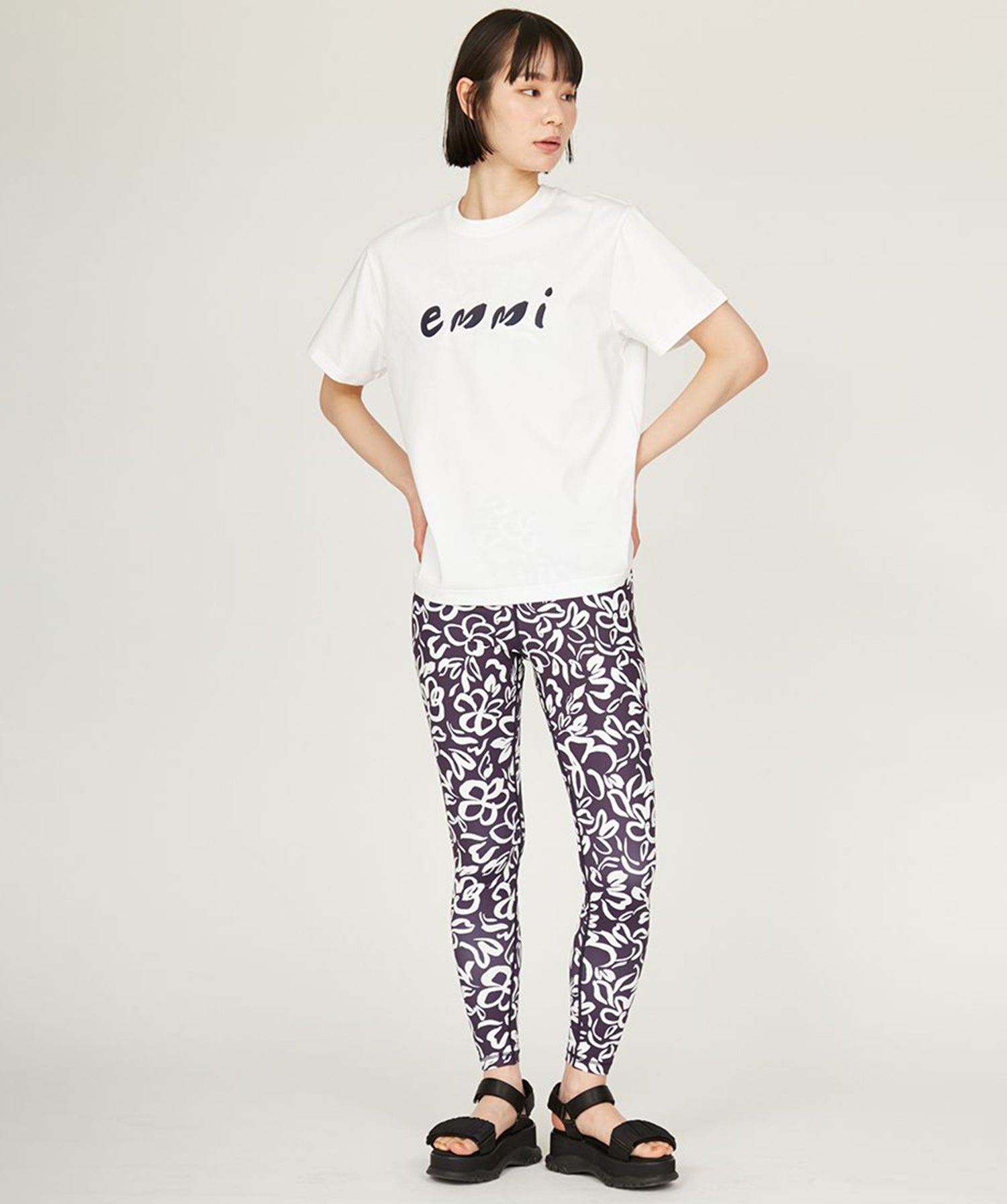 【emmi】emmi Logo莫代尔迷你T恤 emmi 女款运动休闲T恤短袖短款衣长/25SS 13WCT251060