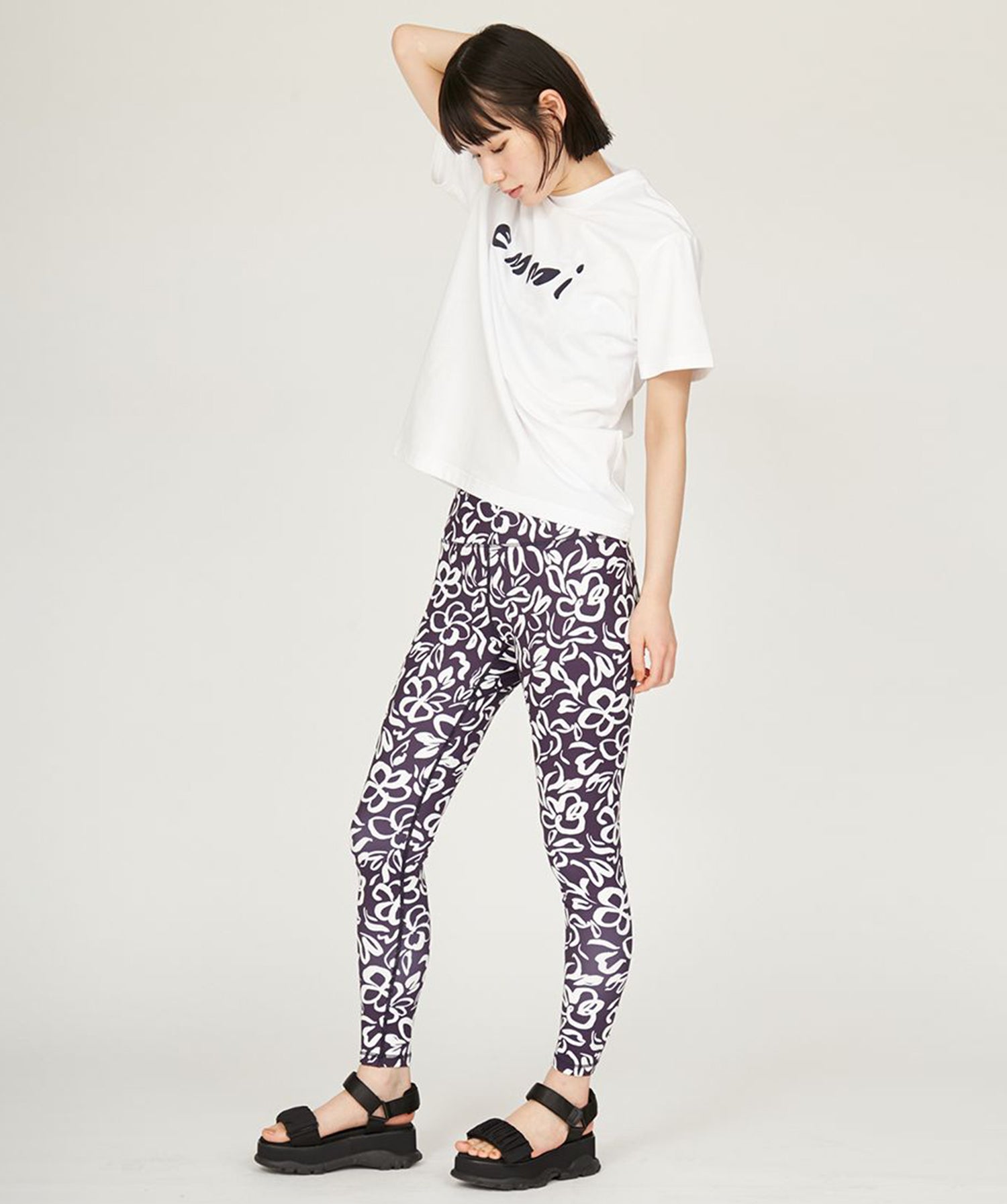 【emmi】emmi Logo莫代尔迷你T恤 emmi 女款运动休闲T恤短袖短款衣长/25SS 13WCT251060