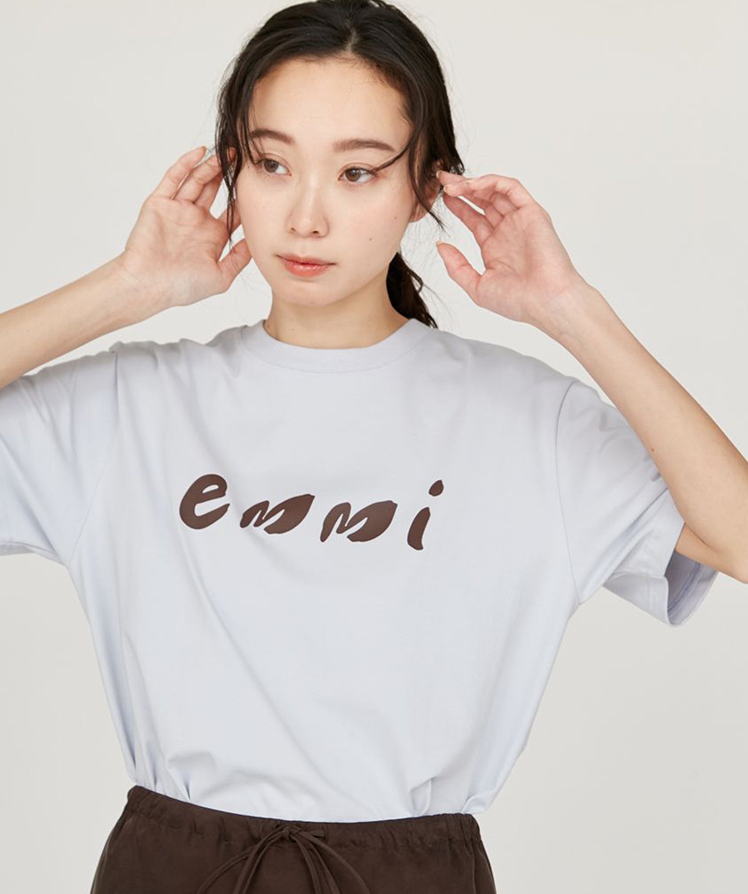 【emmi】emmi Logo莫代尔迷你T恤 emmi 女款运动休闲T恤短袖短款衣长/25SS 13WCT251060