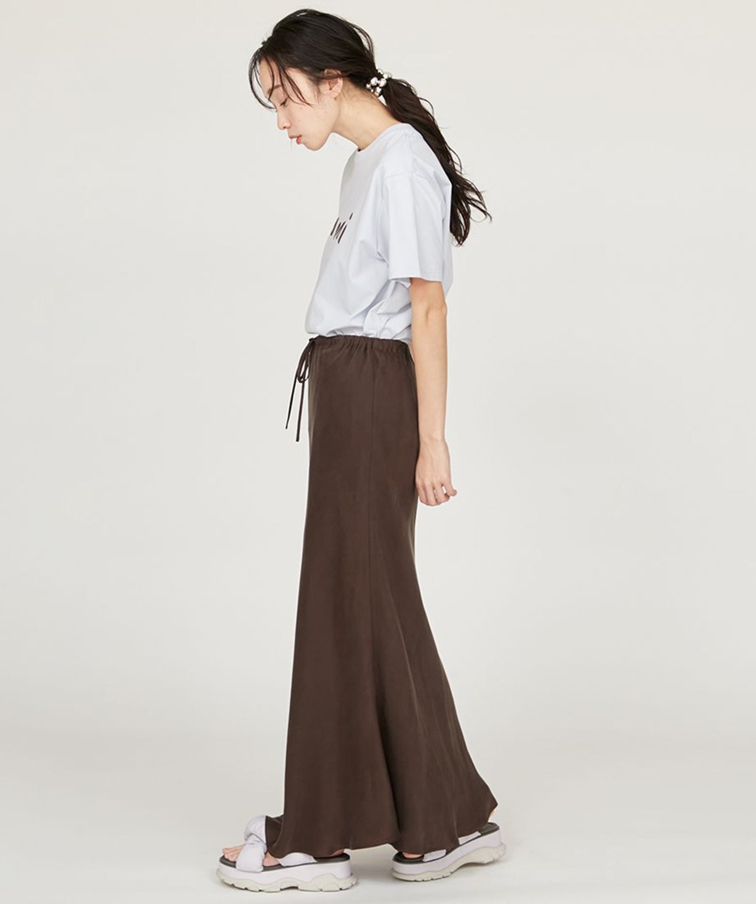 【emmi】emmi Logo莫代尔迷你T恤 emmi 女款运动休闲T恤短袖短款衣长/25SS 13WCT251060