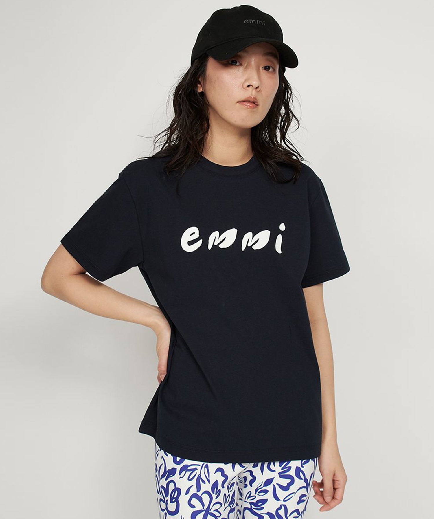 【emmi】emmi Logo莫代尔迷你T恤 emmi 女款运动休闲T恤短袖短款衣长/25SS 13WCT251060