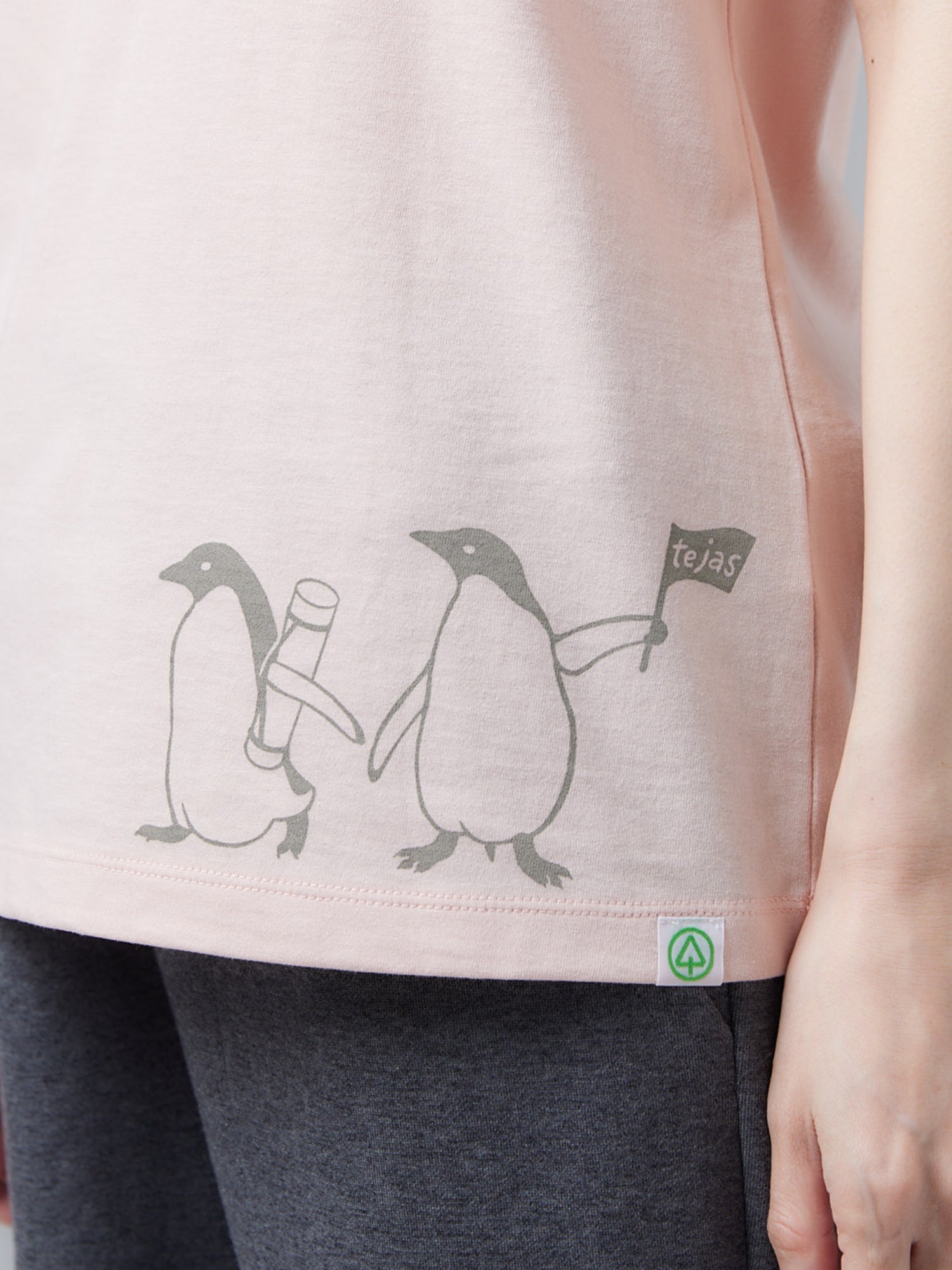 [tejas] テージャス Tシャツ（penguin）テジャス レディース ヨガウェア 半袖 カットソー プリント 23FW TL232130-Puravida! プラヴィダ　ヨガ ピラティス フィットネスショップ