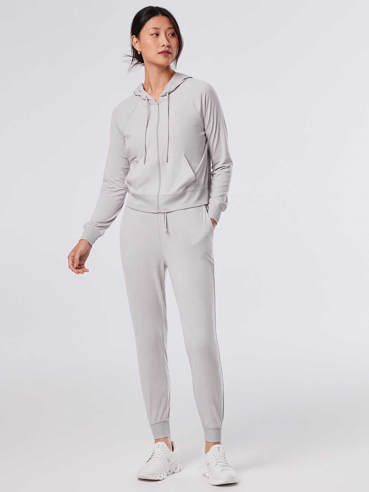 [TAVI] ソフトTec ジップフーディー SoftTec Zip Hoodie ／ タビ レディース  トップス フーディ パーカー ヨガ ピラティス  26SS