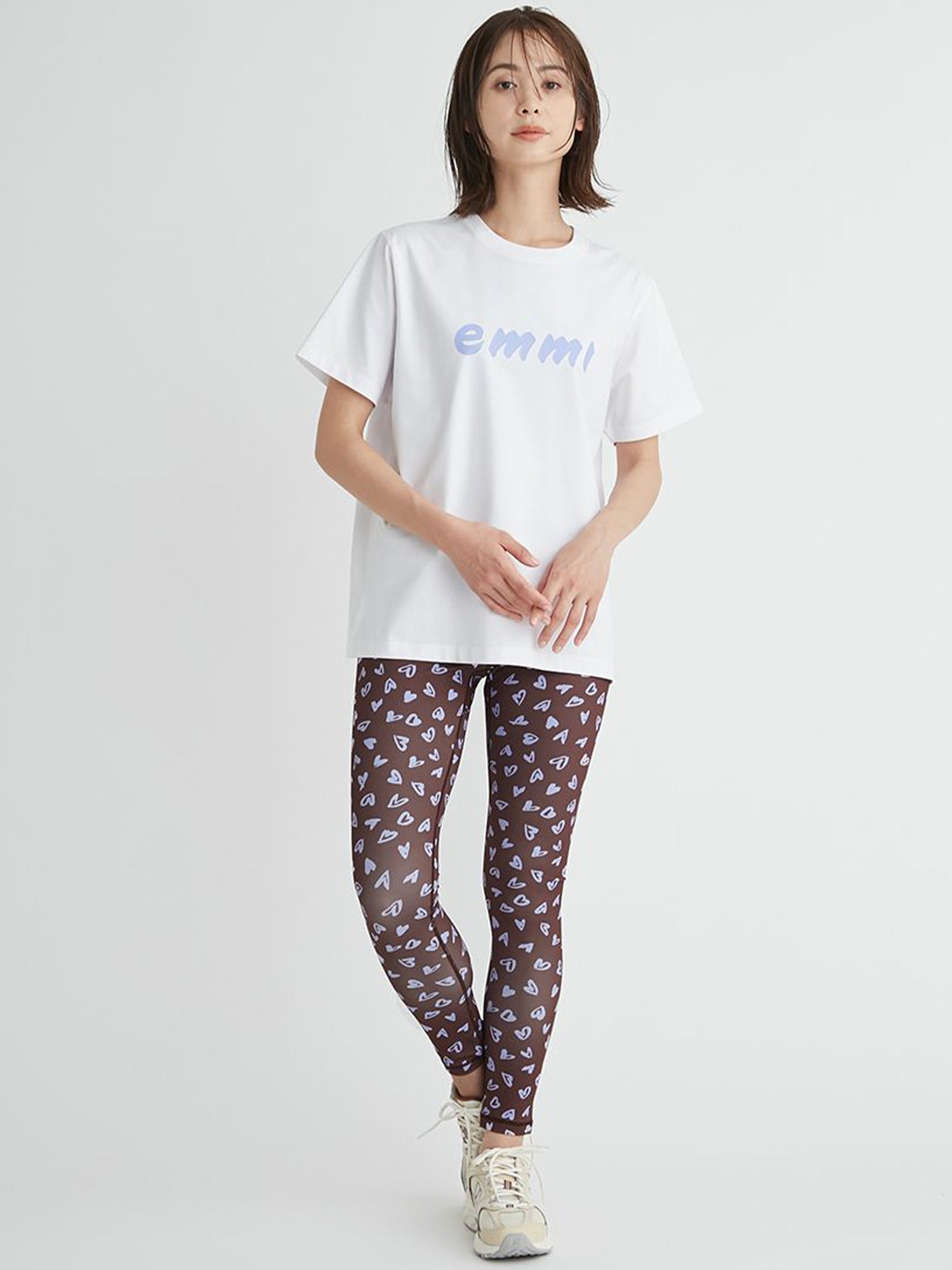 [emmi] ペイントemmiロゴTシャツ / エミ アトリエ レディース ヨガウェア 半袖 プリント おしゃれ / 24FW 13WCT241094-Puravida! プラヴィダ　ヨガ ピラティス フィットネスショップ