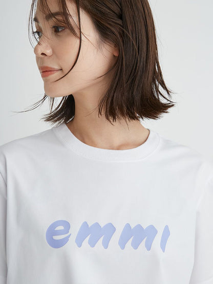 [emmi] ペイントemmiロゴTシャツ / エミ アトリエ レディース ヨガウェア 半袖 プリント おしゃれ / 24FW 13WCT241094-Puravida! プラヴィダ　ヨガ ピラティス フィットネスショップ