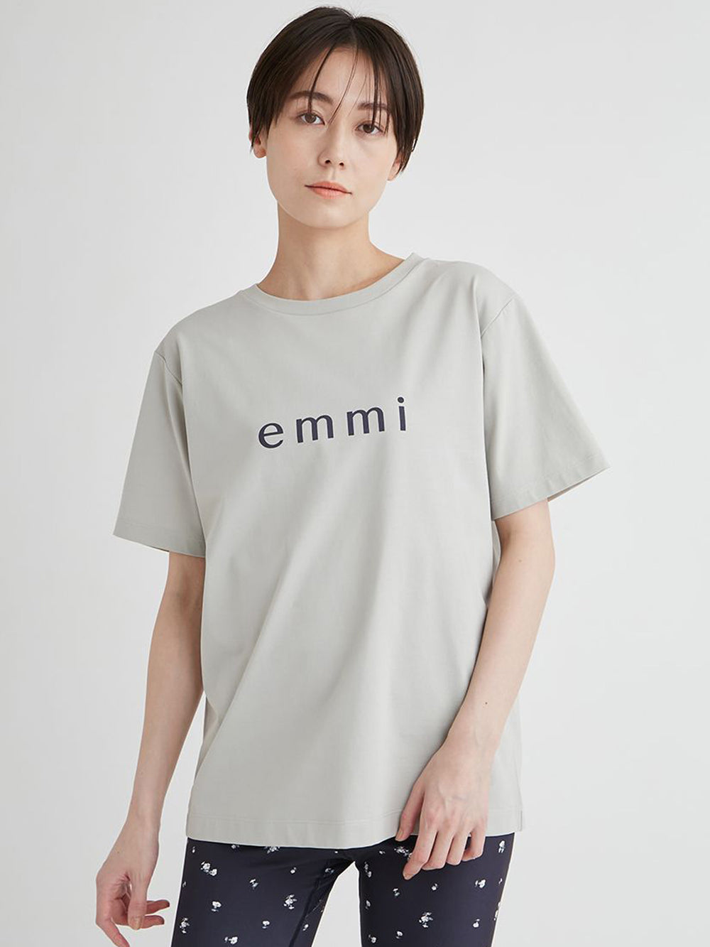 [emmi] emmi ロゴ バックシャン Tシャツ エミ レディース スポーツウェア ヨガウェア 半袖 サスティナブル / 24SS 13WCT242057