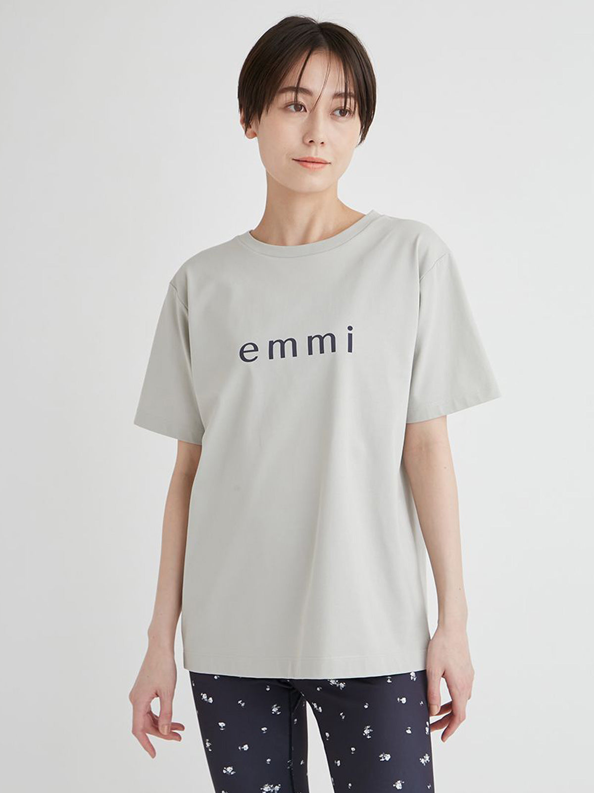 [emmi] emmi ロゴ バックシャン Tシャツ エミ レディース スポーツウェア ヨガウェア 半袖 サスティナブル / 24SS 13WCT242057-Puravida! プラヴィダ　ヨガ ピラティス フィットネスショップ