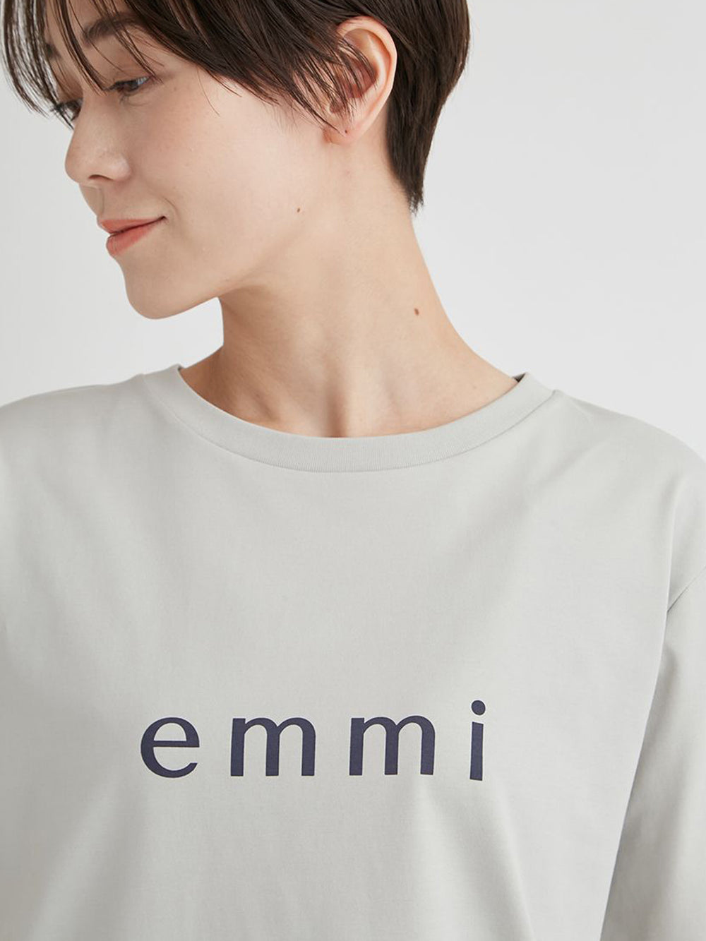 [emmi] emmi ロゴ バックシャン Tシャツ エミ レディース スポーツウェア ヨガウェア 半袖 サスティナブル / 24SS 13WCT242057