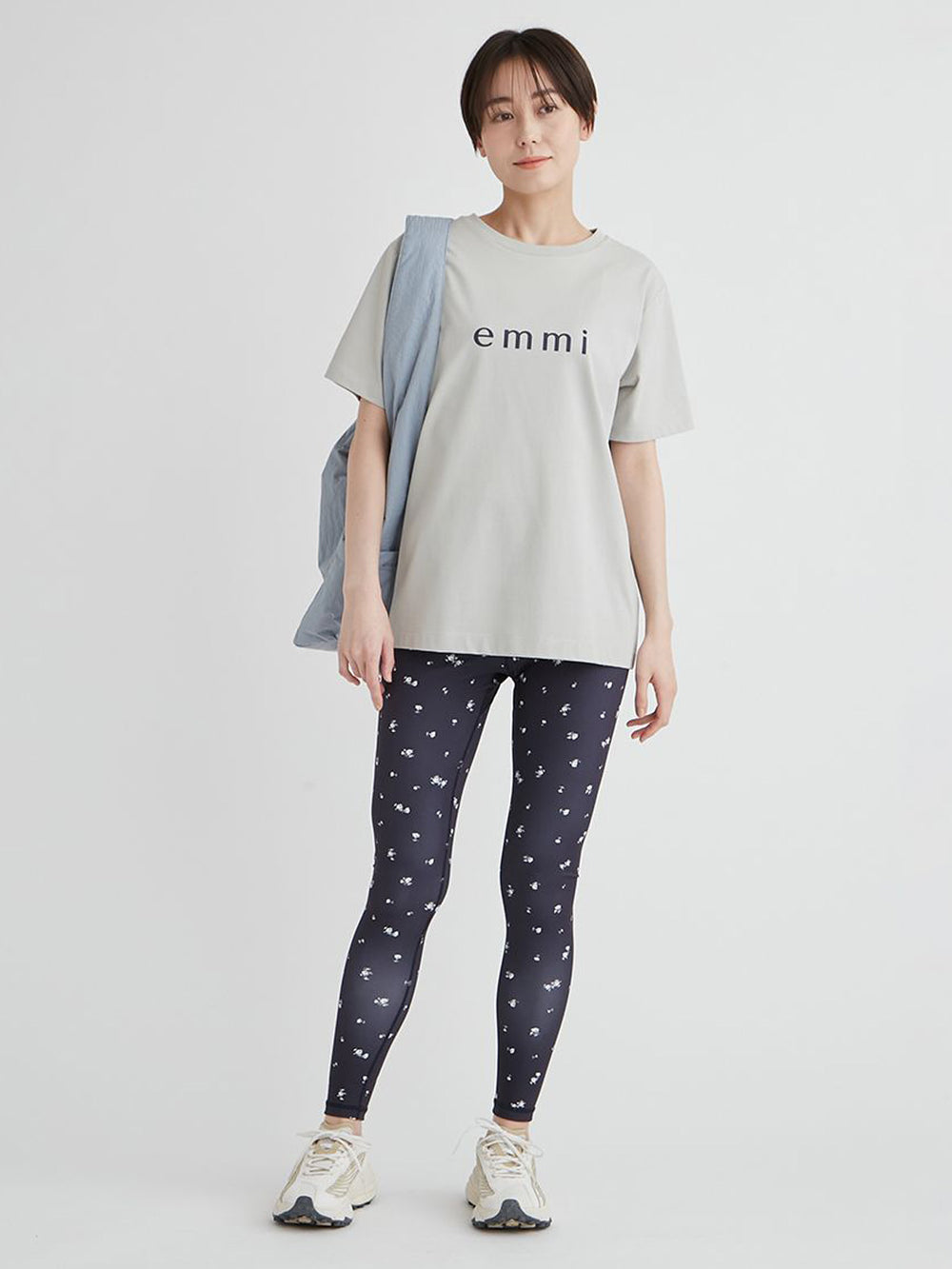 [emmi] emmi ロゴ バックシャン Tシャツ エミ レディース スポーツウェア ヨガウェア 半袖 サスティナブル / 24SS 13WCT242057