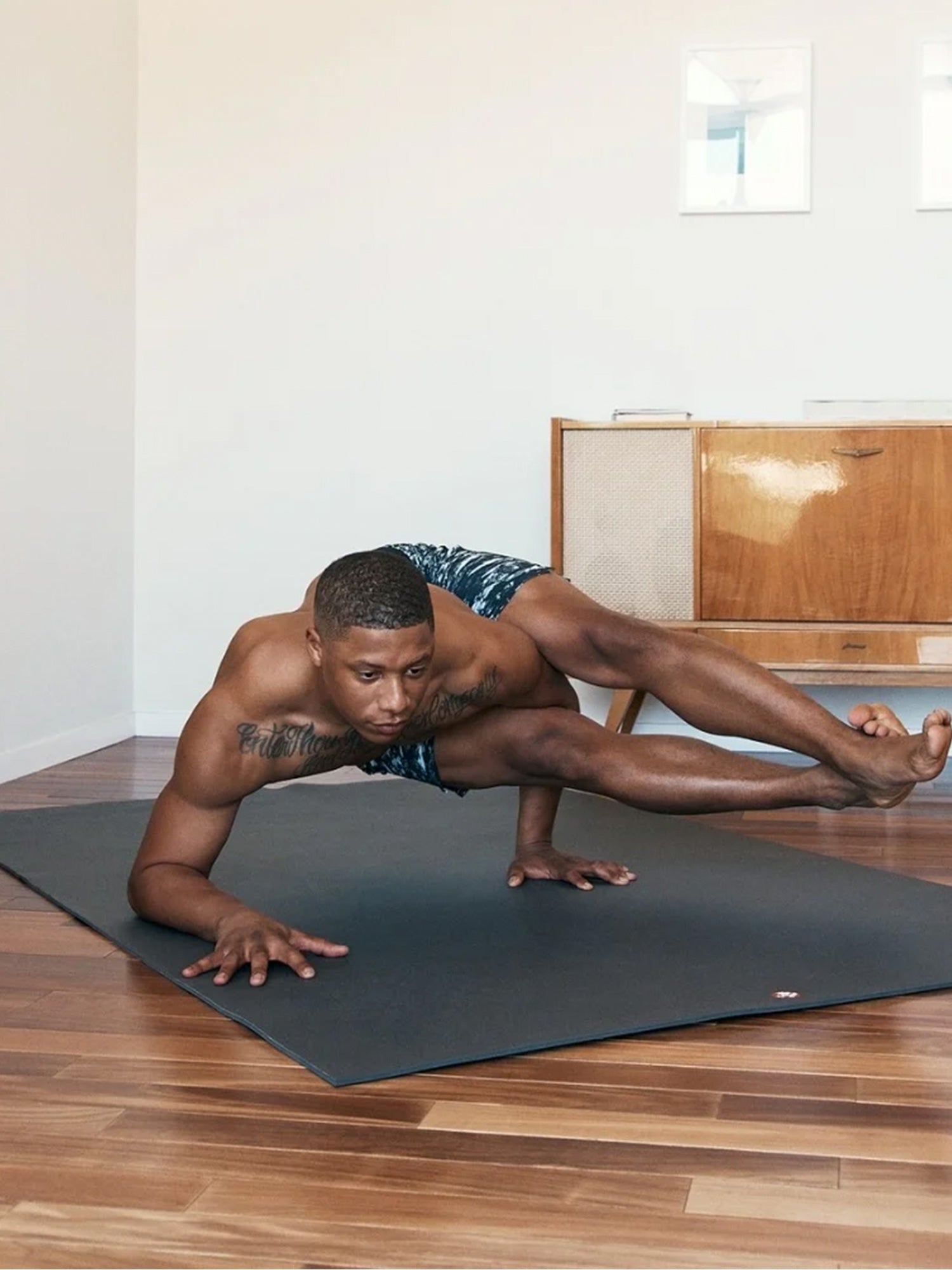 [Manduka] PRO ヨガマットロング＆ワイド(6mm ／ 132cm×200cm) PRO LONG &amp; WIDE 25FW ブラックマット 大型 幅広 マンドゥカ