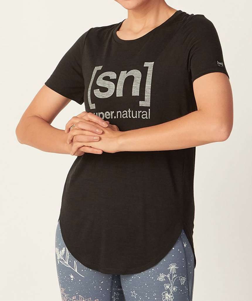 [[sn] super.natural] W NEW JAPAN ロゴTee ヨガウェア トップス Tシャツ SNW015203 [A] 21FW - Puravida! プラヴィダ　ヨガ フィットネスショップ
